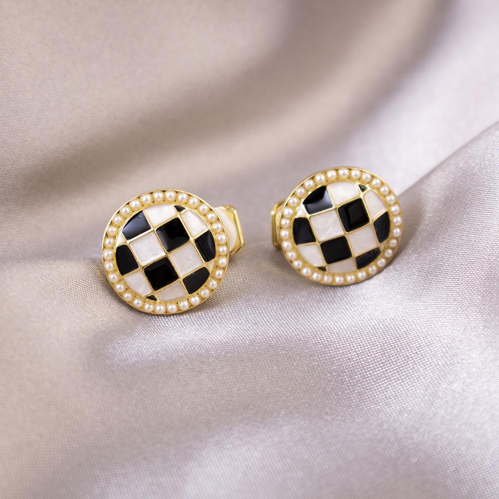 Elegant Clip-On Triangle Earrings for Non-Pierced Ears - Versatile, Light Luxury for Everyday Wear.