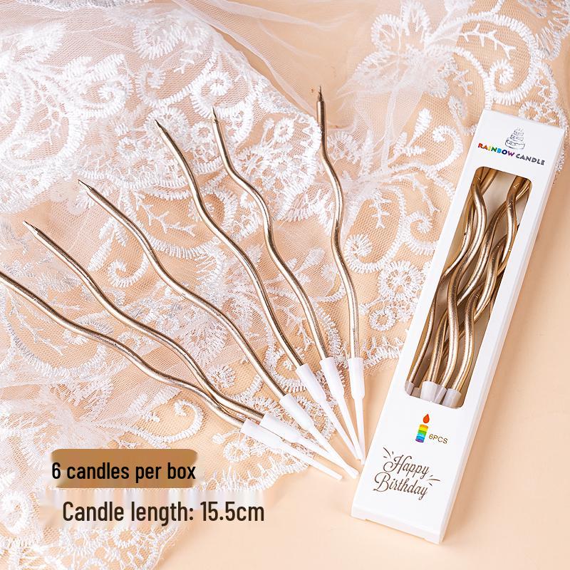 Minimalistischer Tulpen-Kuchenaufsatz mit frischen Blumen und Band für den Muttertag oder Geburtstag