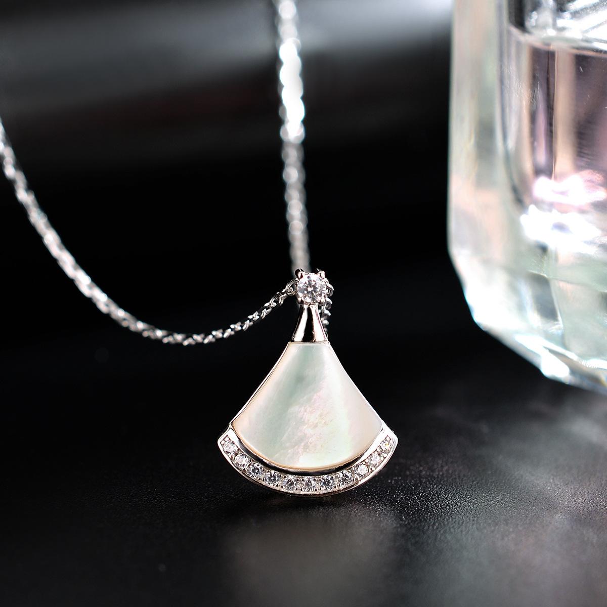 

Новое женское ожерелье с имитацией бриллиантовой инкрустации в виде юбки с белой ракушкой и красным агатом в форме веера