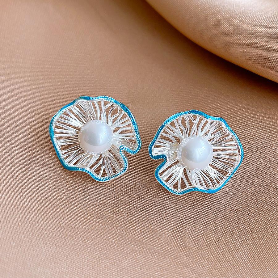 

Korean simple flower hollow pearl earrings stud earrings fashionable exquisite personalized earrings women