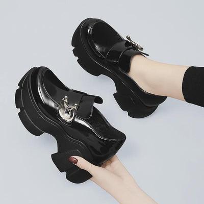 Scarpe con plateau rialzanti da 8 cm da donna inglesi, collezione primavera 2024, in morbida pelle e suola spessa.