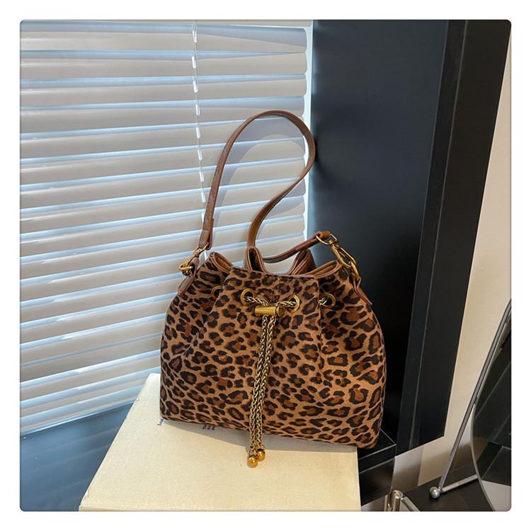 Осень 2025 Матовая женская сумка кроссбоди  Облачная цепочка