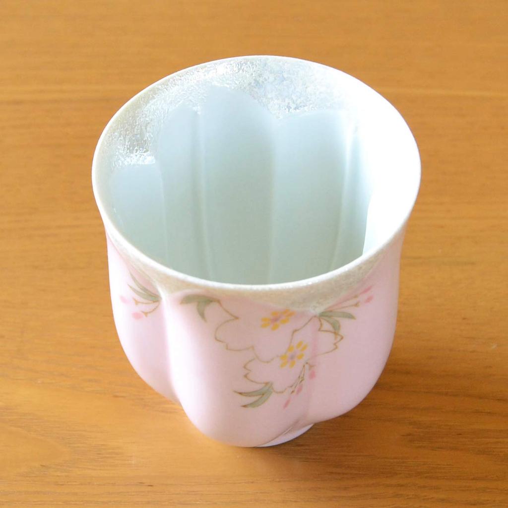 A Day gift of A cherry blossom Arita Hana no Mai with a message card and wooden Made in Mother's gratitude. petal-shaped teacup, ware, (pink), box.