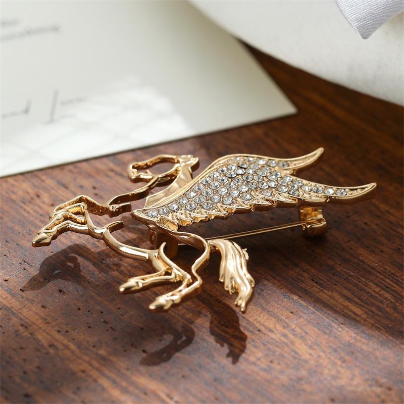 Fashion Rhinestones Alloy Horse With Wings Brooch Zodiac Pony Pins Women Men Clothing Accessory Suit Lapel Corsage New Year Gift