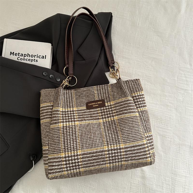 

Вместительная сумка в иностранном стиле для отдыха, женская, новая коллекция осень-зима 2025, нишевый дизайн, большая сумка для поездок на работу, сумка-тоут на одно плечо серый