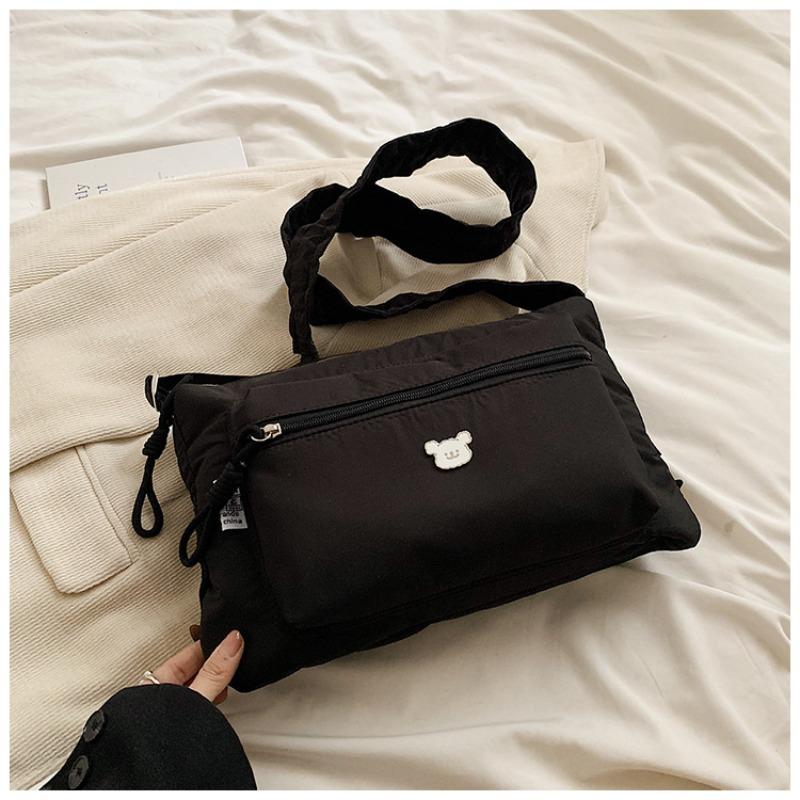 Literary niche nylon shoulder bag, drawstring shoulder strap pleated bag, student autumn new large-capacity messenger bag