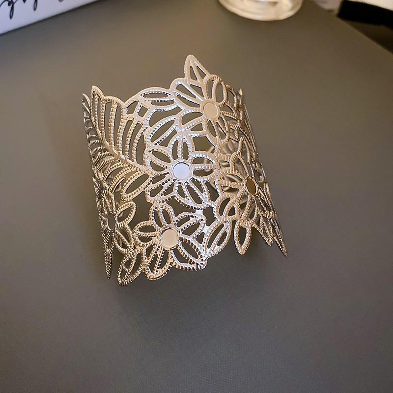 European & American Pleated Metal Bangle: Elegant Cold-Style Bracelet with High-End Luxury Design