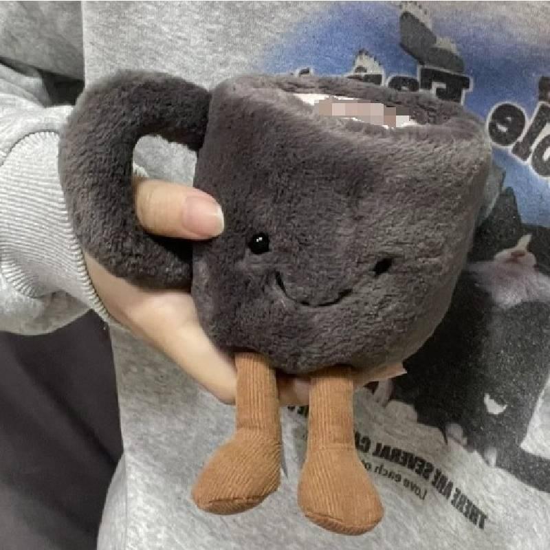 Rozkošná plyšová hračka panenka na mazlení v designu šálku kávy v šedé barvě pro dárek k Novému roku 2024