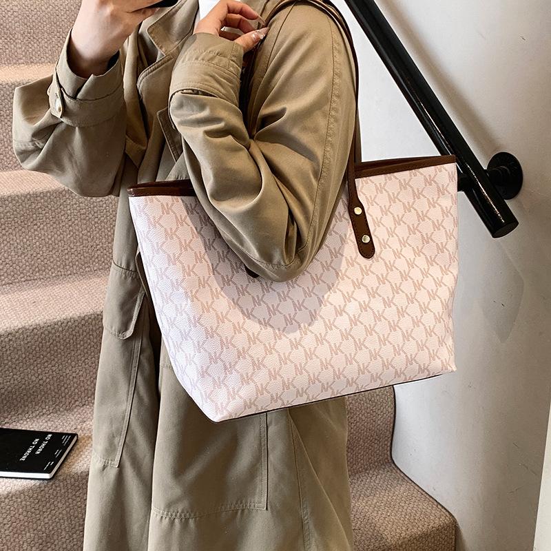 

Simple commuter texture, shoulder bag for women 2025 is popular and fashionable this year, and the new underarm bag for women in winter is tote bag. 45*12.5*28 белый