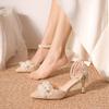 Mode Französische Perle Überlegener Sinn Einzeilige Schnalle Sandalen Feenhaftes Temperament Spitz Zehen Dünner Absatz Hohle Blume mit Rock Neue High Heels