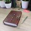Leder-Tagebuch „Book of Shadows“ mit Chakra-Edelsteinen (Braunes Einzelschloss)