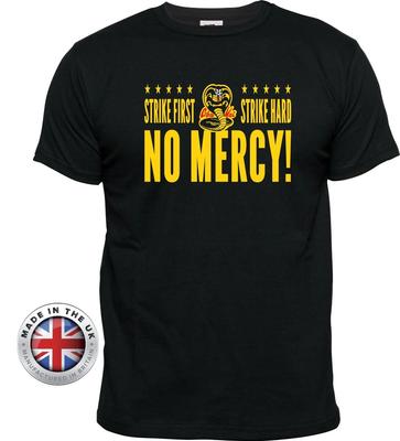 Camiseta negra Cobra Kai Karate 'Golpea Fuerte Golpea Rápido'. Hombre, mujer ajustada + niños