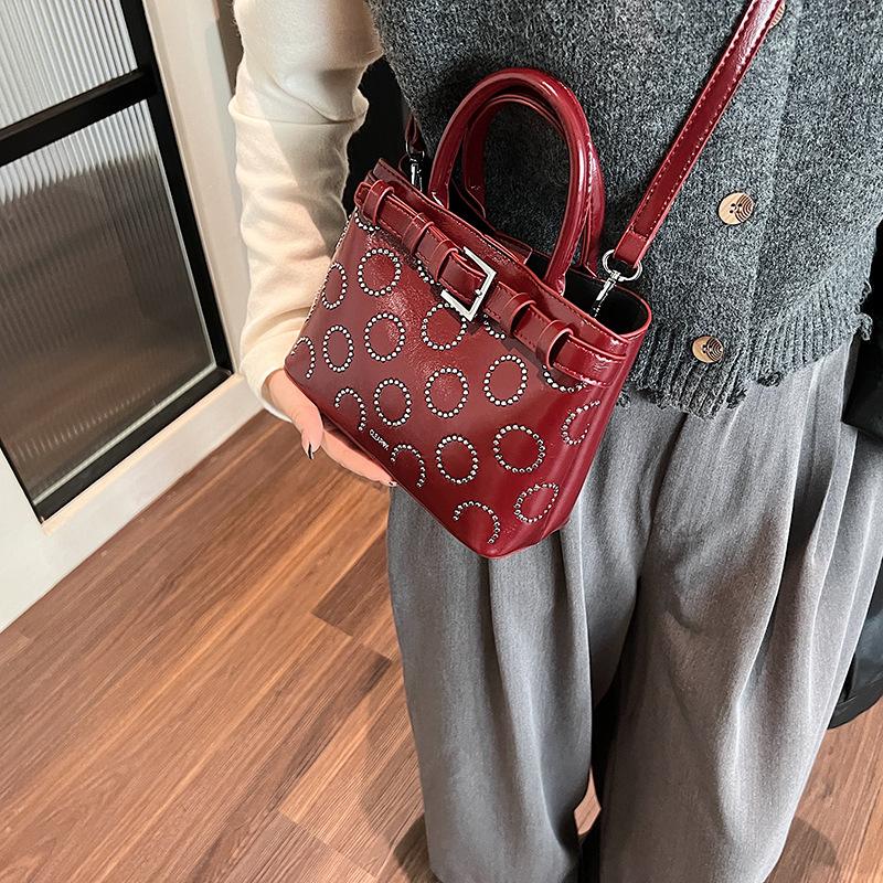 

Niche designer men s and women s bags, fashion temperament, versatile commuter handbag, belt buckle, shoulder messenger bag, new models 21*9*15 червоний