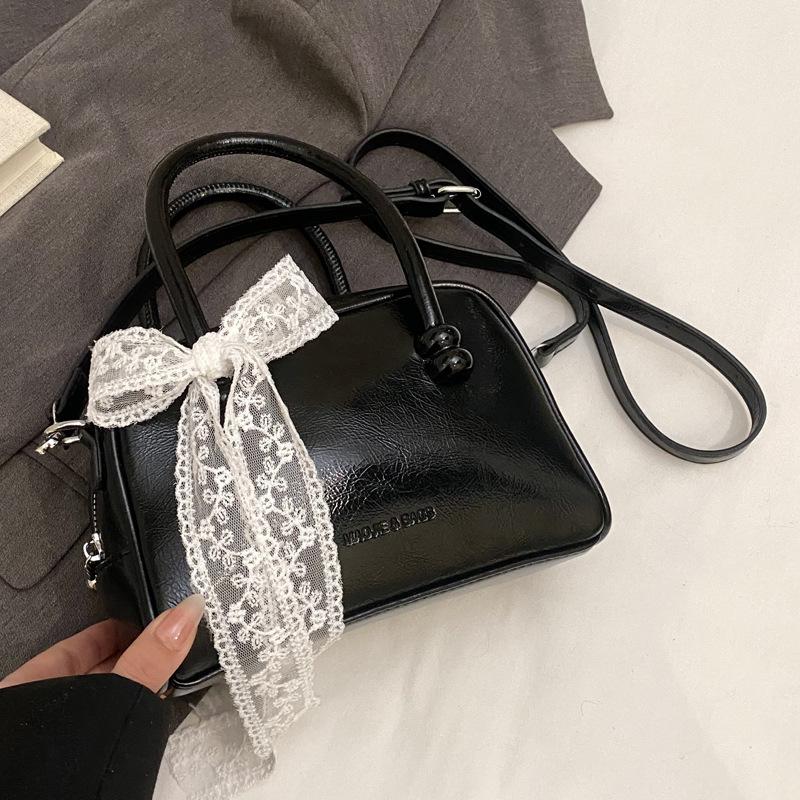 High sense women's bag 2025 new trendy fashion spring and summer niche design messenger bag popular portable pillow bag