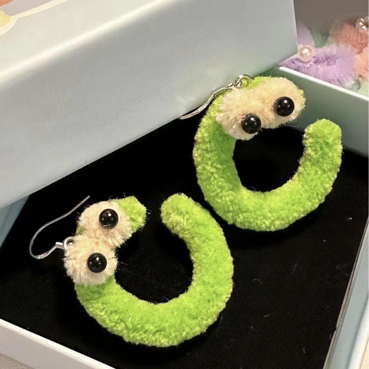 

Серьги с мультяшными забавными зелеными пушистыми большими глазами и персонализированными серьгами