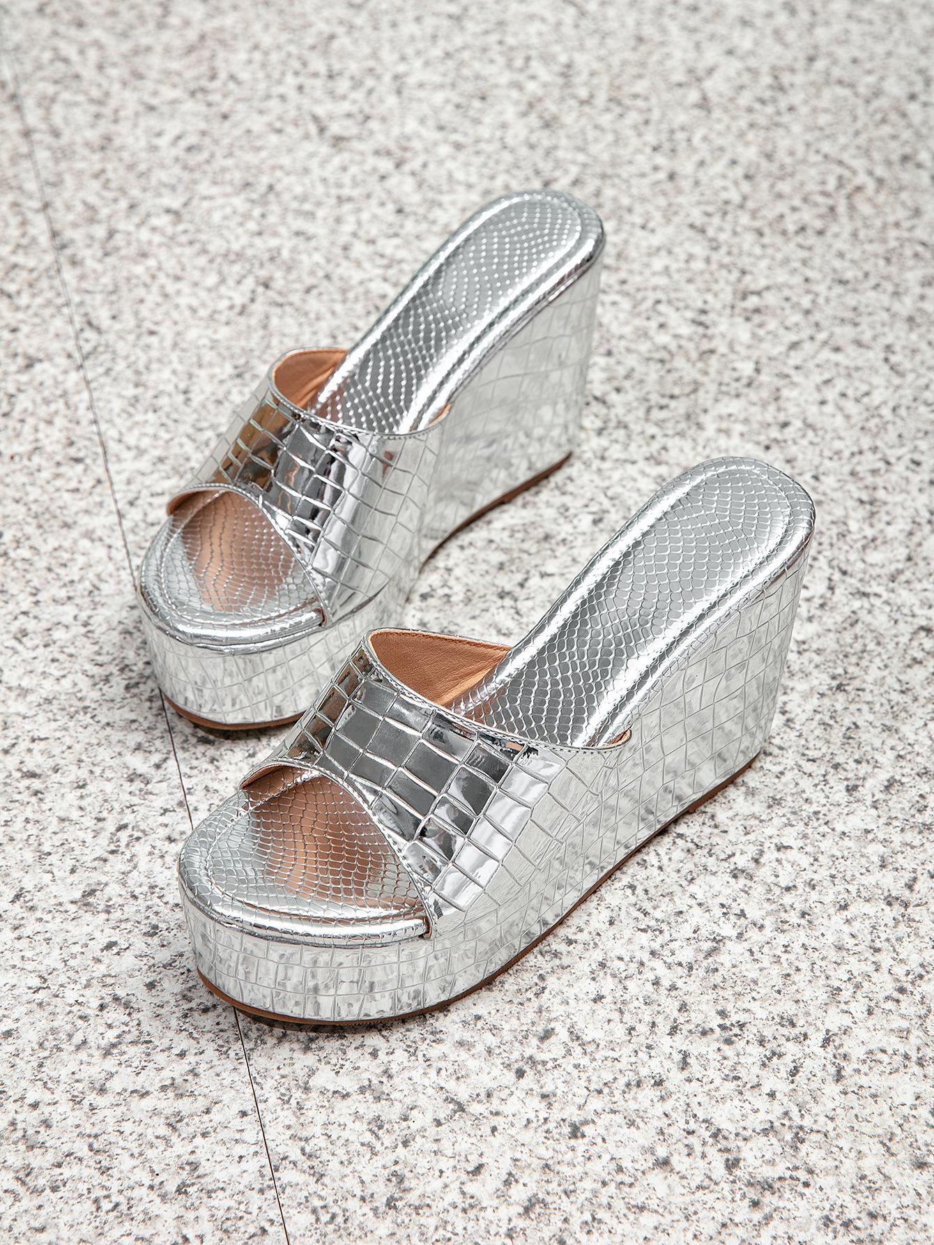 

European and American fashion patent leather platform-soled wedge-heeled slippers women s summer new sandals cover toe silver 2025 women s shoes 43 серебряный