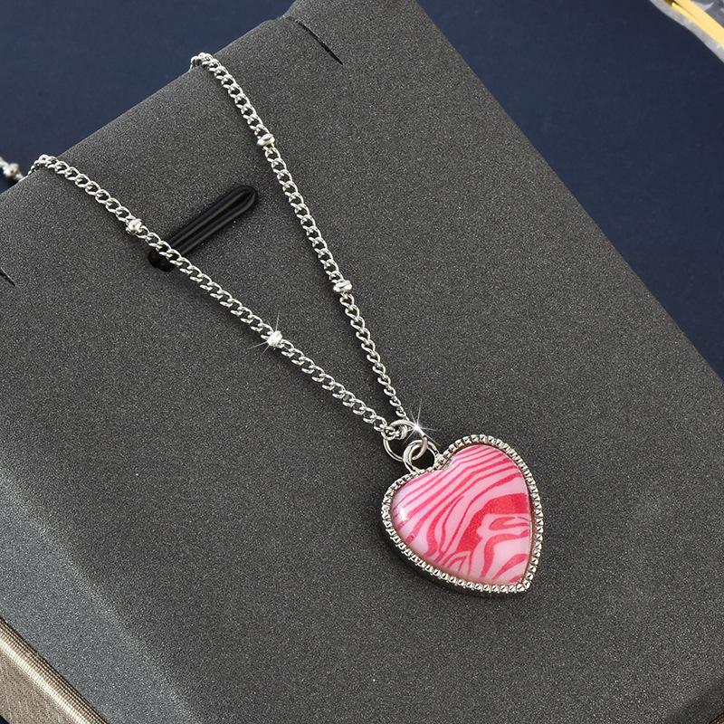 

Уникальное колье в форме сердца зеброво-розового цвета с элегантным дизайном, идеально подходящее для модных осенних трендов 2023 года