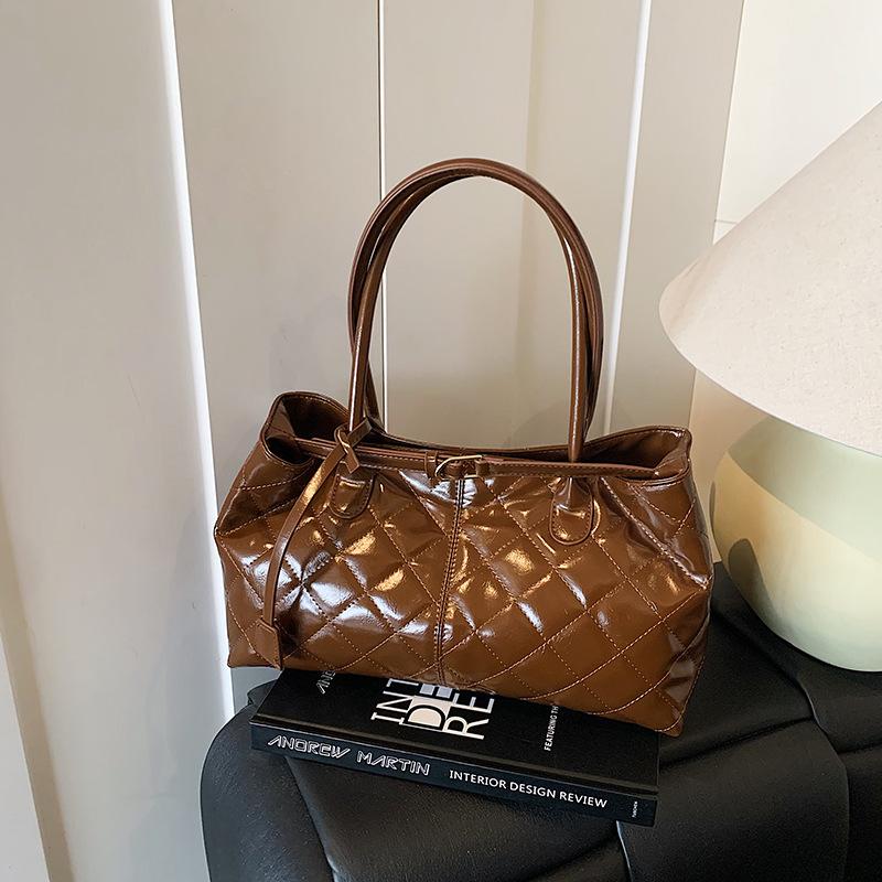 

Autumn and winter bags retro large-capacity handbags women s 2025 new simple diamond tote bag versatile shoulder bag коричневий
