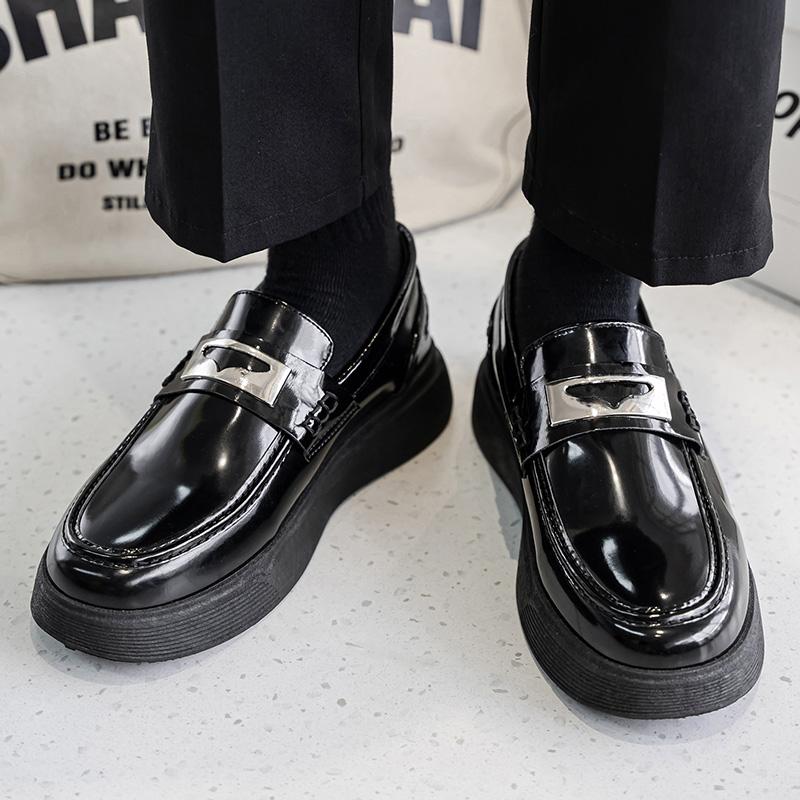 Mocassins décontractés à enfiler tendance Chaussures en cuir brillant pour hommes Chaussures de soirée de mariage tendance Chaussures plates de créateur pour hommes 2025 Nouveauté