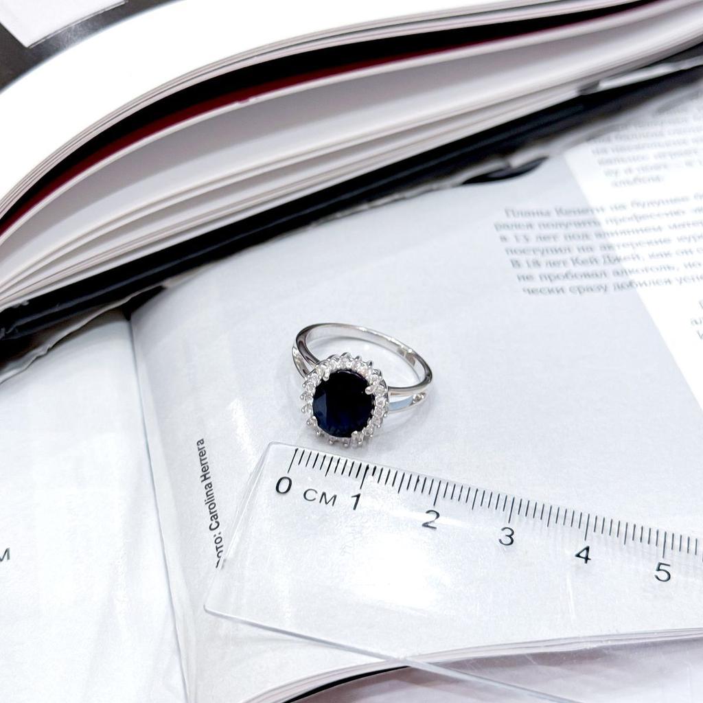 Серебряное кольцо с натуральным сапфиром, фианитами, вес изделия 3,36 гр (2168751)