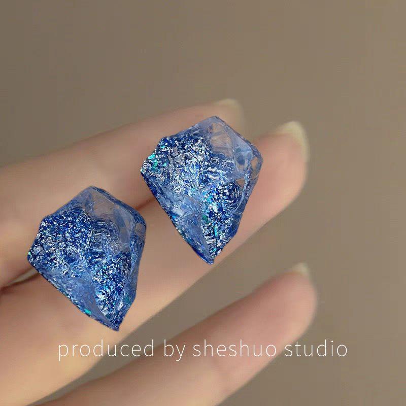

Sea Salt Crushed Ice Blue! Transparent Ore Ice Crystal Earrings! Creative Niche Advanced Design Earrings Earrings Hair Curler Ice Blue Asymmetrical Stud Earrings