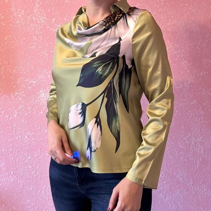 A Simple and Elegant Printed Swing-neck Shirt Collar for Women