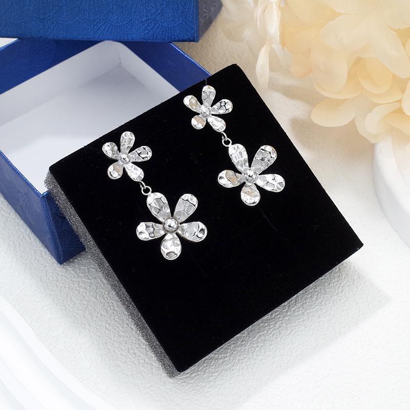 Women's Titanium Steel Gold-Plated Flower Stud Earrings - Rust-Proof, Fashionable, High-End Pendant Jewelry, Light Luxury Feel, 2025 Collection.