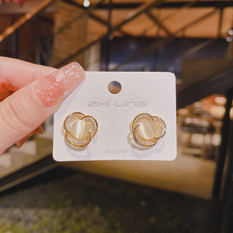 Simple high-end design niche temperament stud earrings women's light luxury fashion personalized earrings exquisite versatile sweet cool earrings