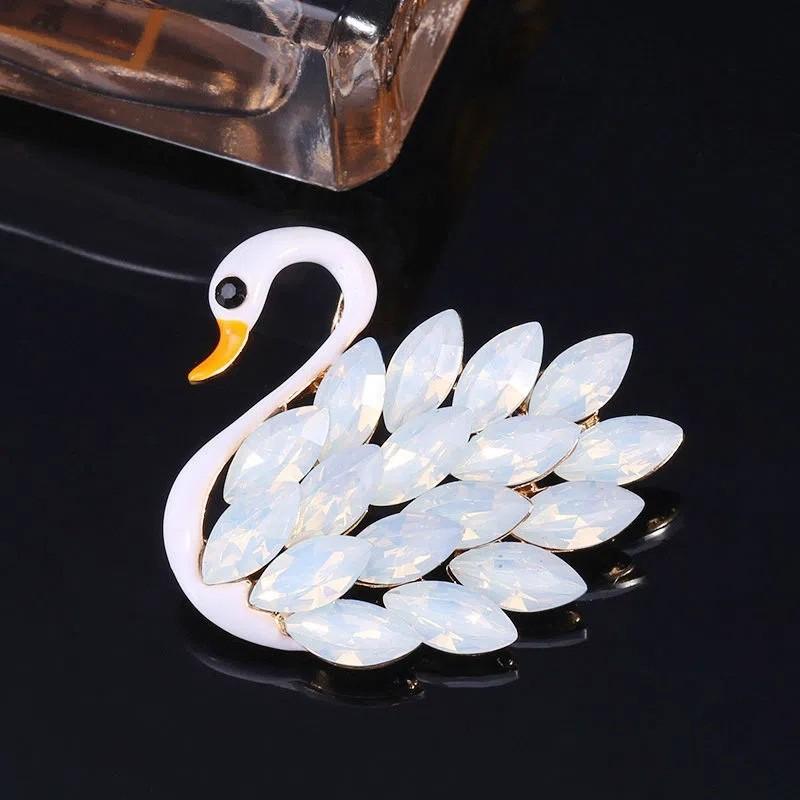 Crystal Swan brooch, high-end and sophisticated, niche, small fragrance, retro chest flower, Korean version, anti glare, pin clothing accessories