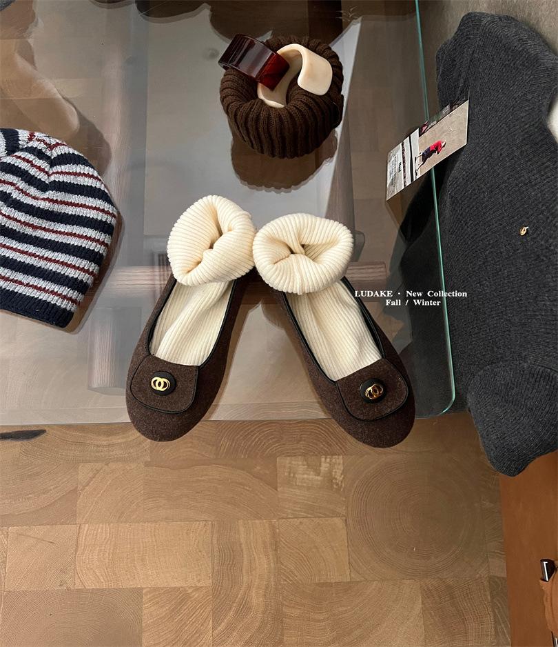 

2025 autumn and winter new black small fragrant wind inner height increase plush shoes women s winter outer wear advanced sense one pedal 39 темно-коричневого