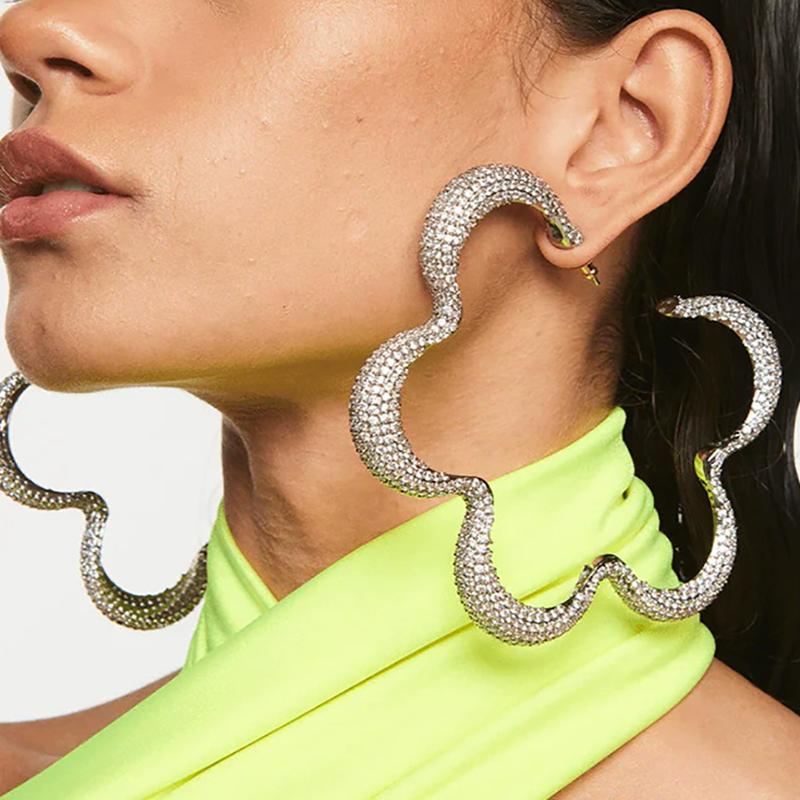 

New Rhinestone Earrings Exaggerated Individualistic Flower Catwalk Earrings Shiny Accessories Fashion Lady Jewelry Accessories золотий