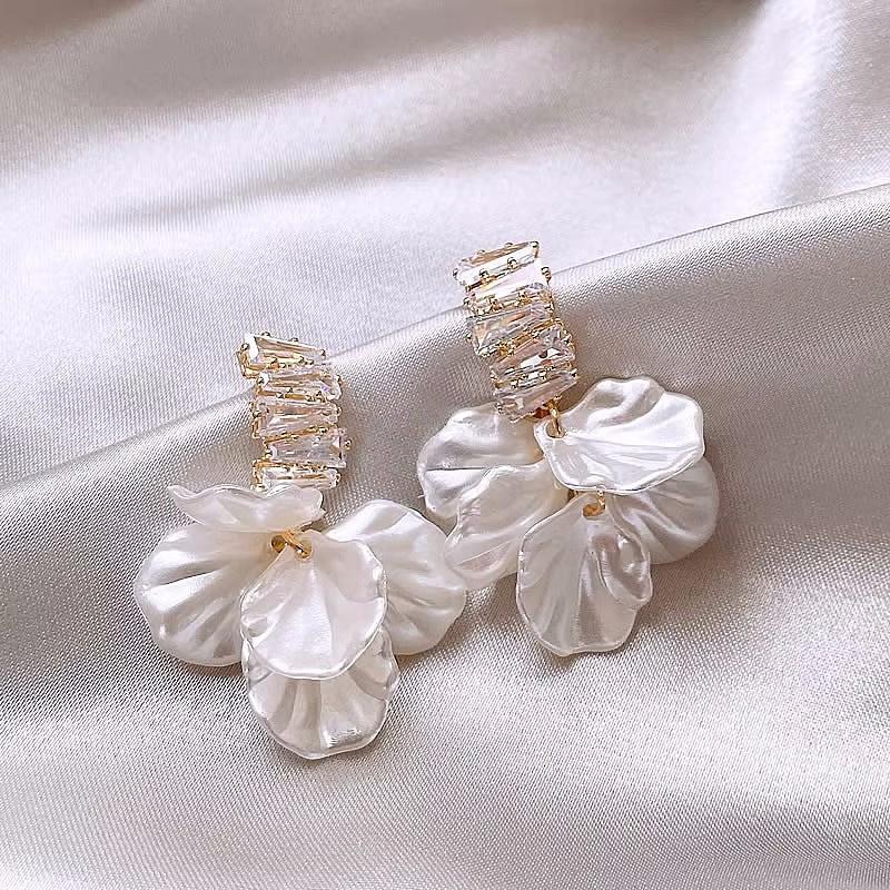 Korean White Shell Flower Petal Drop Earrings for Women 2025 New Statement Pendientes Trendy Zircon Crystal Earring Jewelry Gift