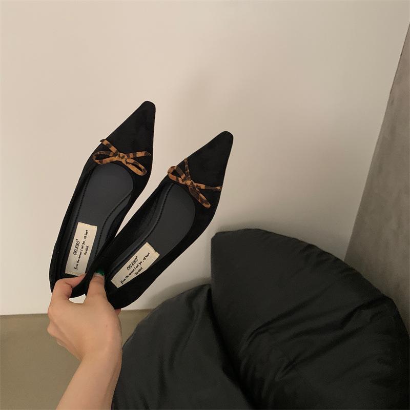 Französische spitze Leopardenmuster Schleife Einzelne Schuhe Damen 2025 Frühling neu Wildleder Retro-Stil Oma-Schuhe Nische Damenschuhe