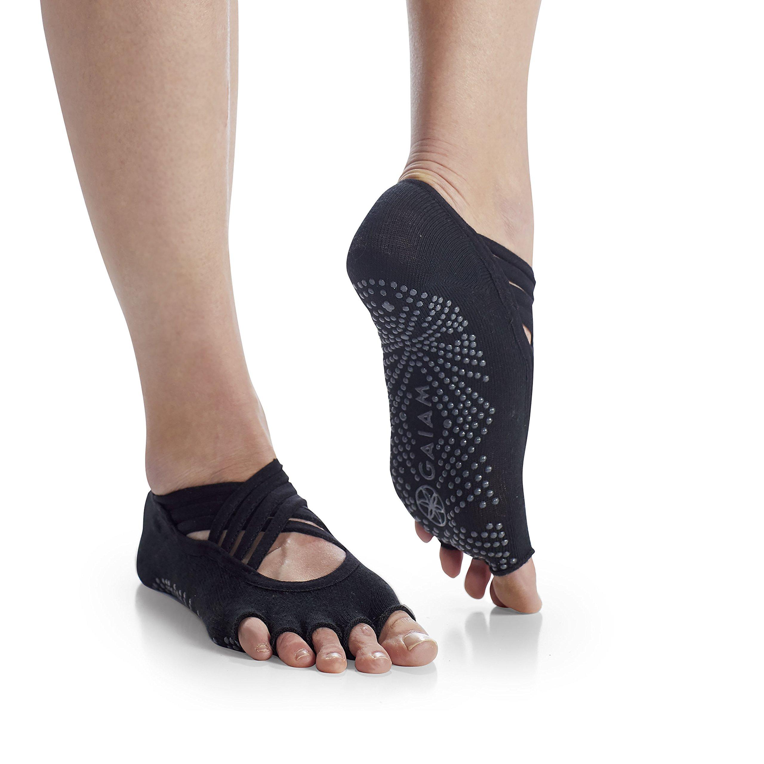 

Носки Gaiam Grippy Yoga Socks Studio для дополнительного сцепления во время занятий пилатесом или дома для дополнительного равновесия и устойчивости (Студия, Маленький/Средний, Черный/Серый (студия)) -