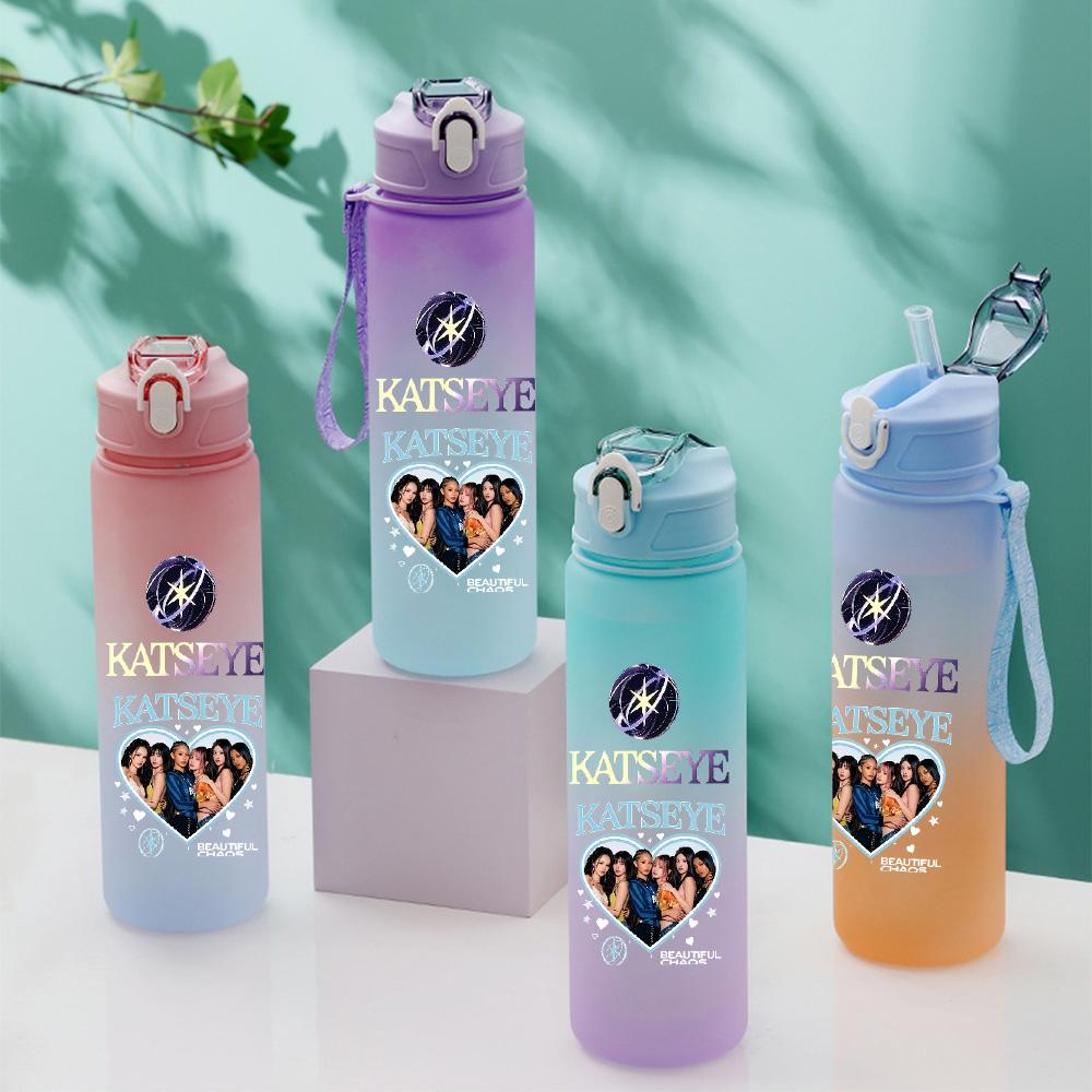 750 ml Vandflaske Anime Tegneserie KATSEYE Printet Stor Kapacitet Drikkekop Bærbar Udendørs Sport Vandkop Børn Børne Gave