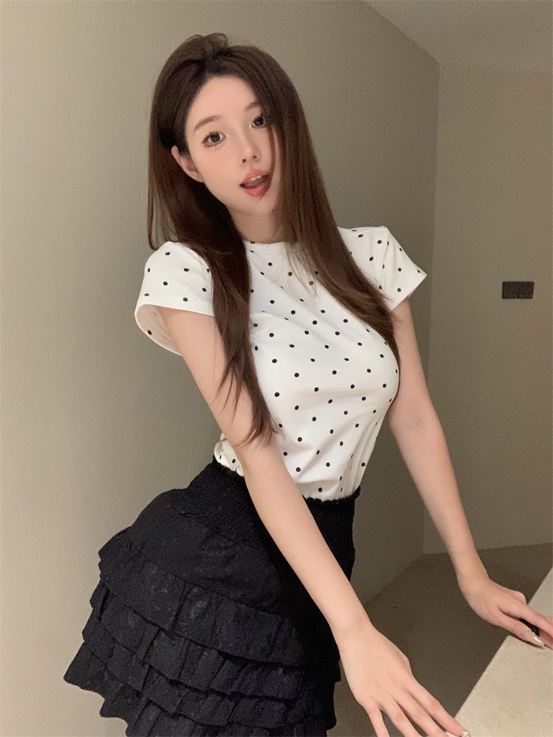 

Женская футболка в ретро-стиле с короткими рукавами и узором в горошек, облегающая — коллекция Лето 2024 M белый