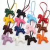 Neue Mode-Taschenaccessoires Pferde-Schlüsselanhänger Mit Schnüren Seil Rundherum PU-Leder Kleine Pferdeverzierung Für Damen-Geschenk