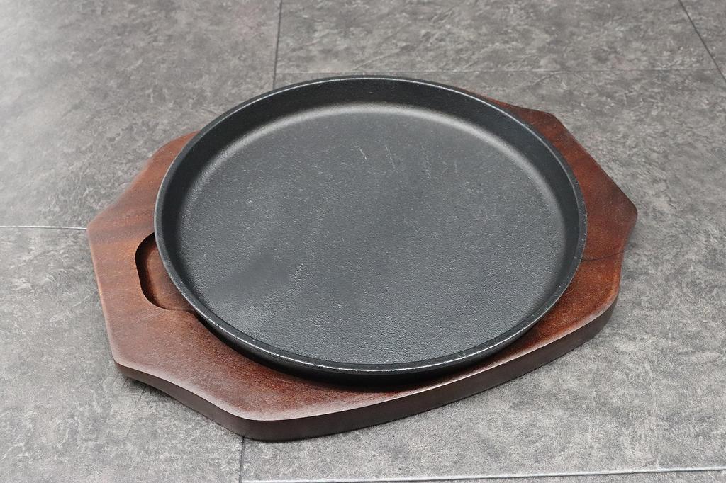 Asahi Gusseisen Steakplatte (mit Holzständer), 22cm Rund, Gewerbequalität