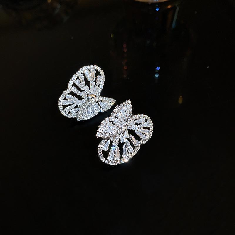 A pair of zircon butterfly earrings, sweet and delicate stud earrings, temperament earrings for women