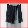 Gonna plissettata con motivo astratto e dettagli in pizzo per un look casual quotidiano