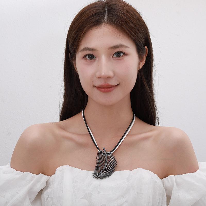 Modne naszyjniki dla kobiet biżuteria