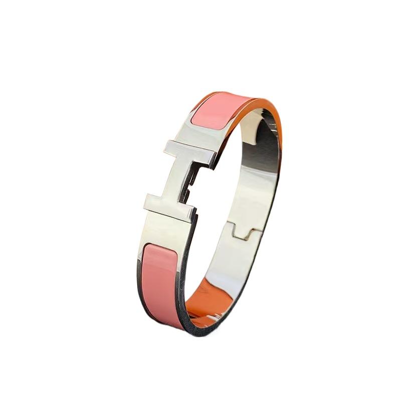 Klassisch Einfach Mode Unisex Leichter Luxus Trend Liebe Zuhause Buchstabe Titanstahl Armband Schmuck Tägliches Tragezubehör
