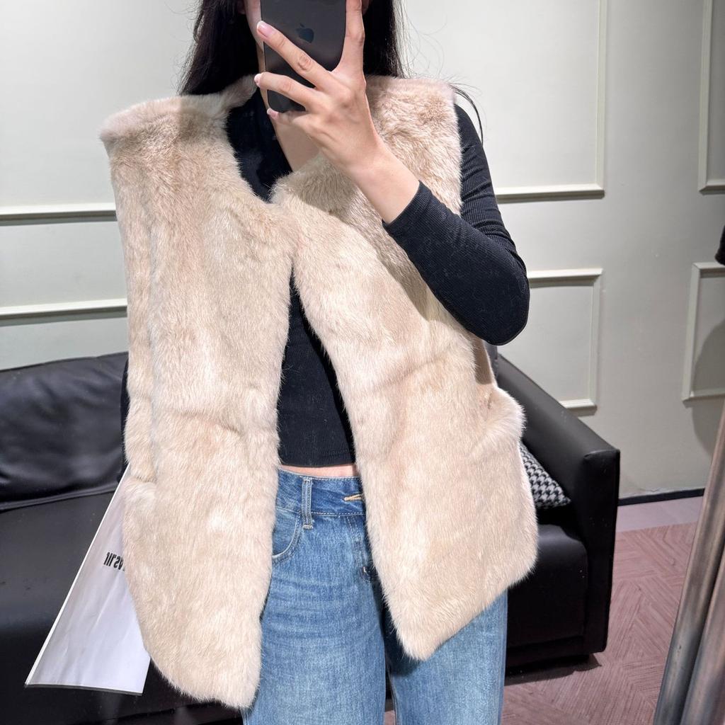 There are real shots of whole rabbit fur and fur integrated simple vest Haining fur real fur vest