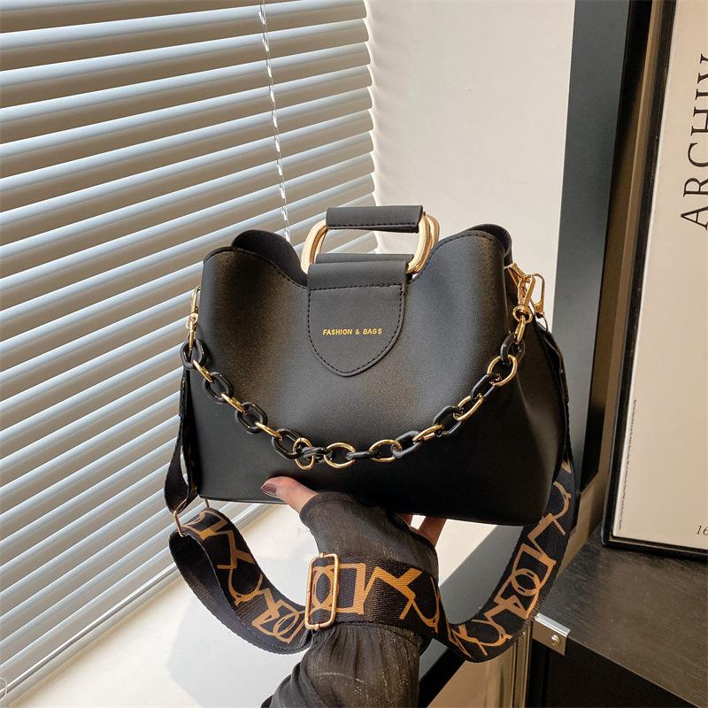 New solid color atmospheric versatile urban simple niche trend daily commuting chain single shoulder portable messenger bag women