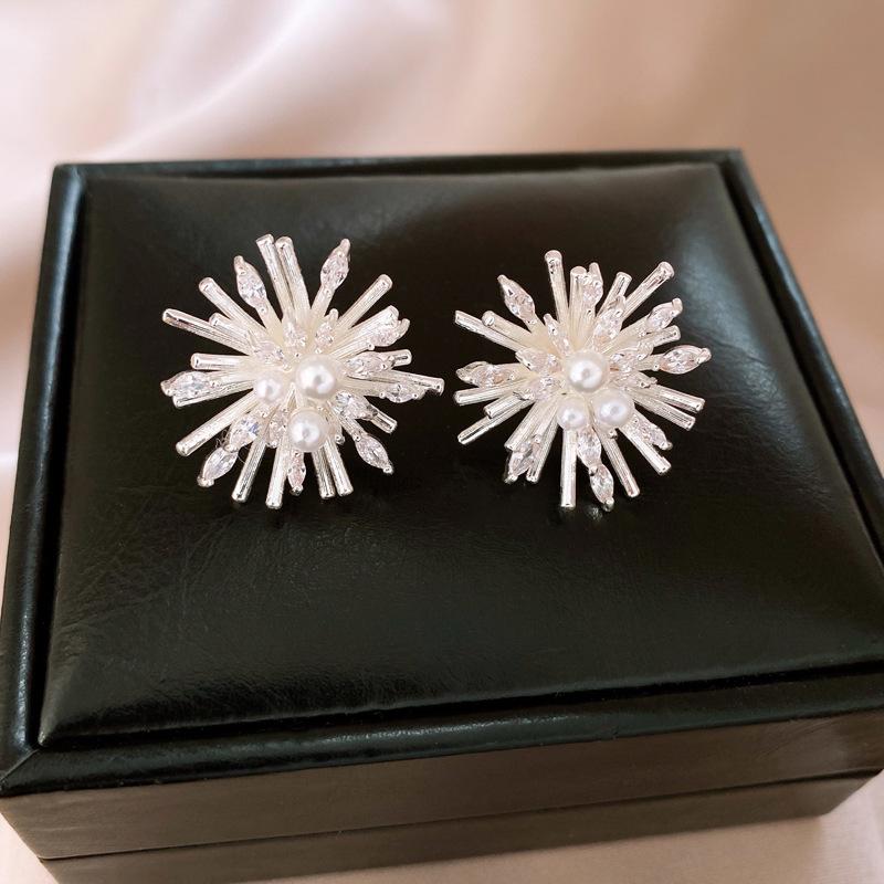 Super flash zircon fireworks pearl earrings, individual cold wind stud earrings, niche earrings.