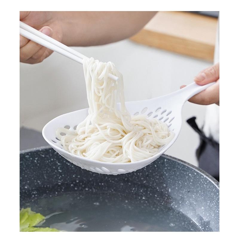1PC Kitchen Long-handled Colander Filtered Dumpling Spoon Hotpot Drain Spoon Household High Temperature Thickened Colander