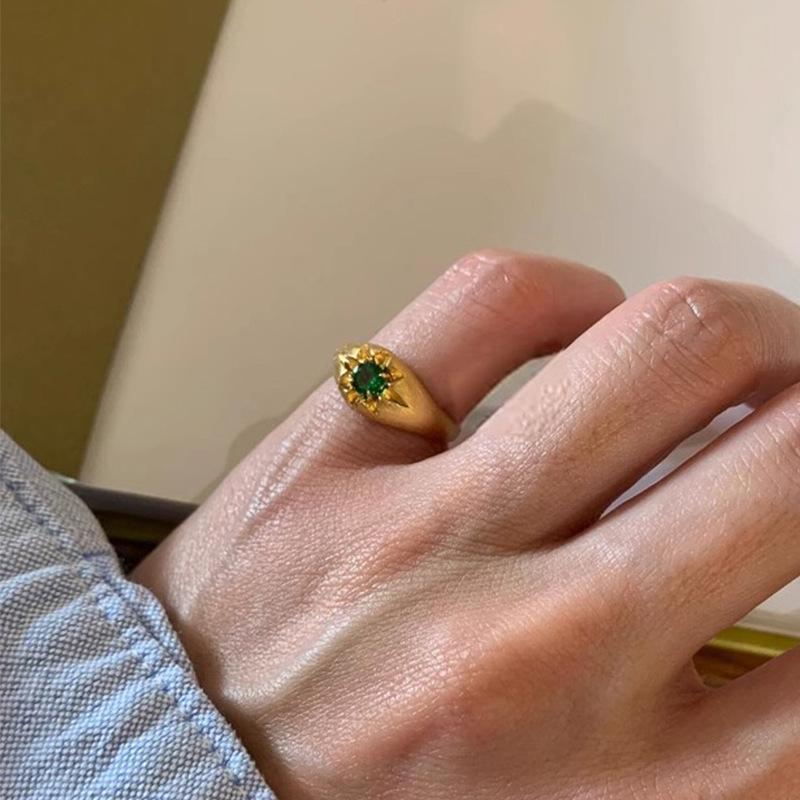 Medieval Emerald High-end Engraving Little Finger Tail Ring Light Luxury Women's Tail Ring