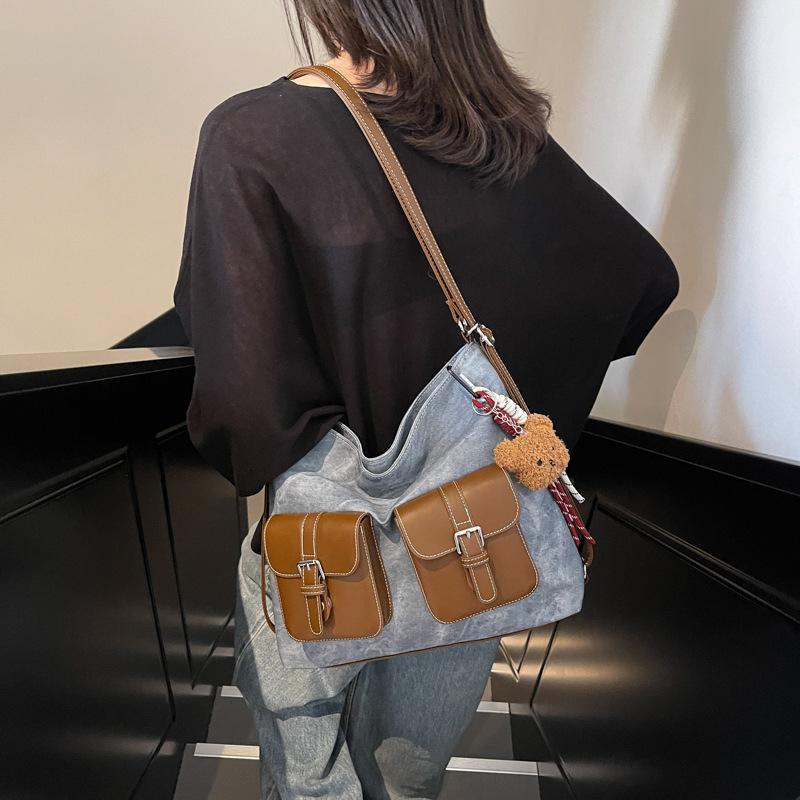 Stylish large-capacity tote bag, simple commuter locomotive bag, women's 2025 new college student class bag