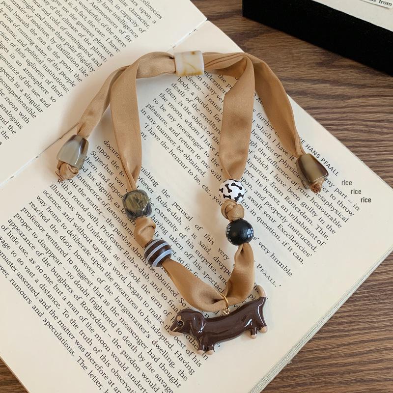 Naszyjnik z wisiorkiem szczeniaka: Design z koralików drewnianych na tkaninie dla stylu casualowego i wszechstronnego, Damska biżuteria na łańcuszku do swetra, wysokiej jakości.