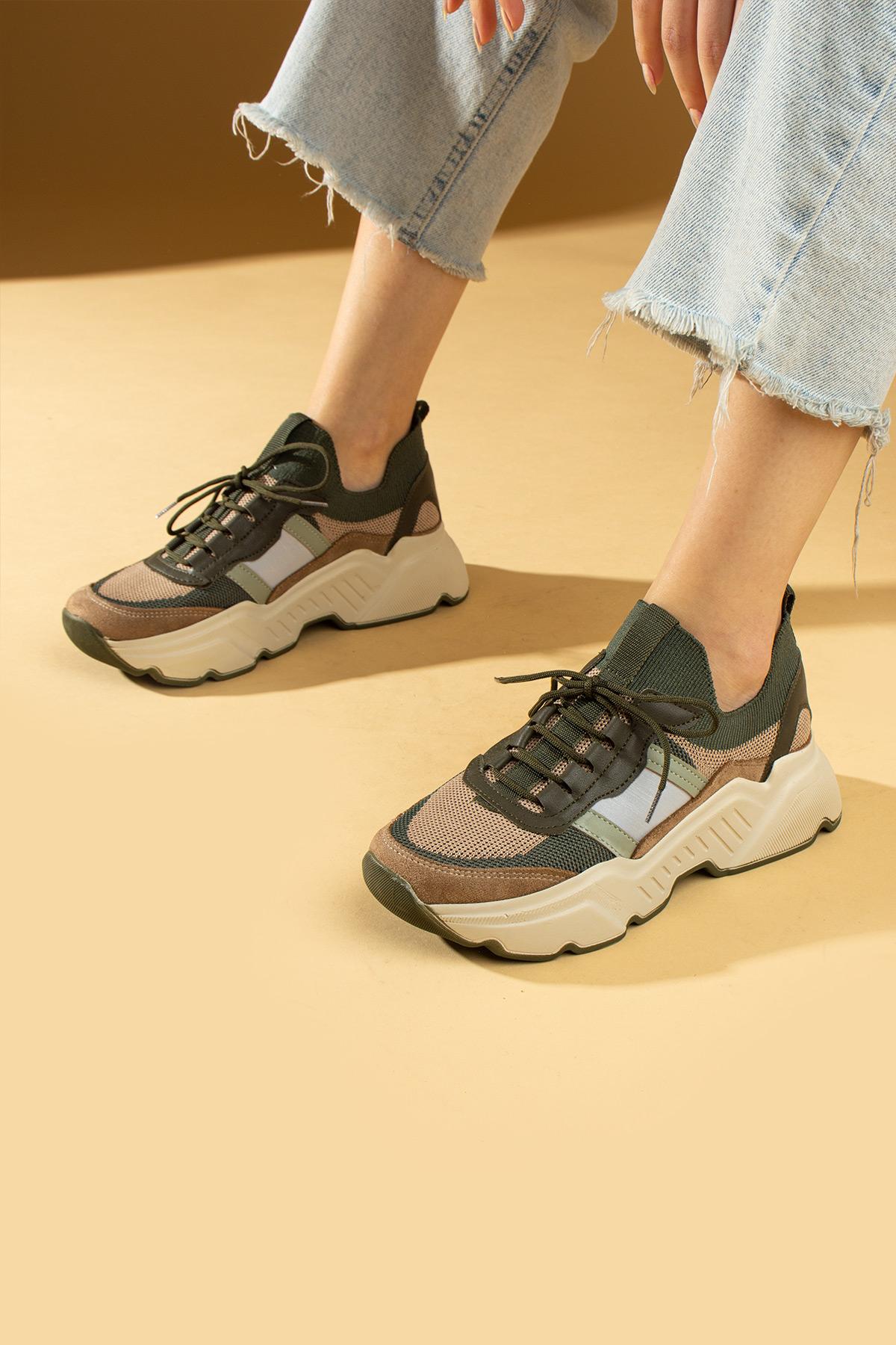 

Женские кроссовки на удобной подошве из трикотажа со шнуровкой 59-3456-24 36 белый